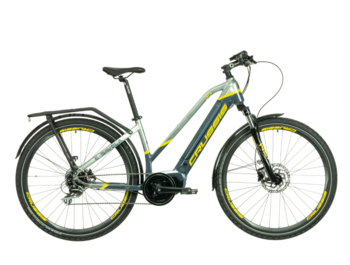 Women's trekking e-bike with a central Bafang M400 motor, a fully integrated battery with an output of 522 Wh and very modern geometry. Built on comfortable 28 "wheels. With a range of up to 130 km. Also equipped with carrier and fenders. It's time to step on the pedals.
