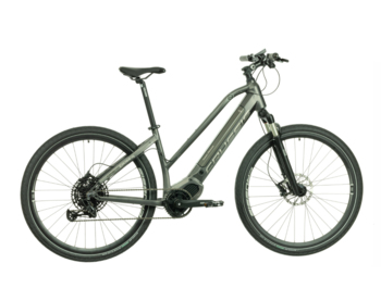 Women's electric cross bike with OLI Sport mid-motor and powerful 720 Wh battery. Equipped with a central electric motor, designed for trips of all kinds on roads, cycle paths but also for more sporty riding in light terrain.

