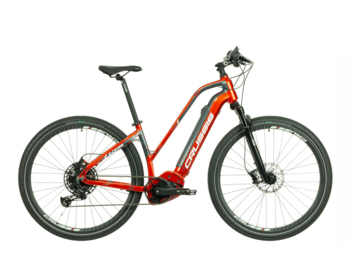 Women's electric cross bike with 4th generation Bosch CX mid-motor, 500 Wh battery and modern Bosch Intuvia display. Stable, comfortable and great handling e-bike with reliable SRAM Level hydraulic brakes. Don't let the length of your trip limit you.
